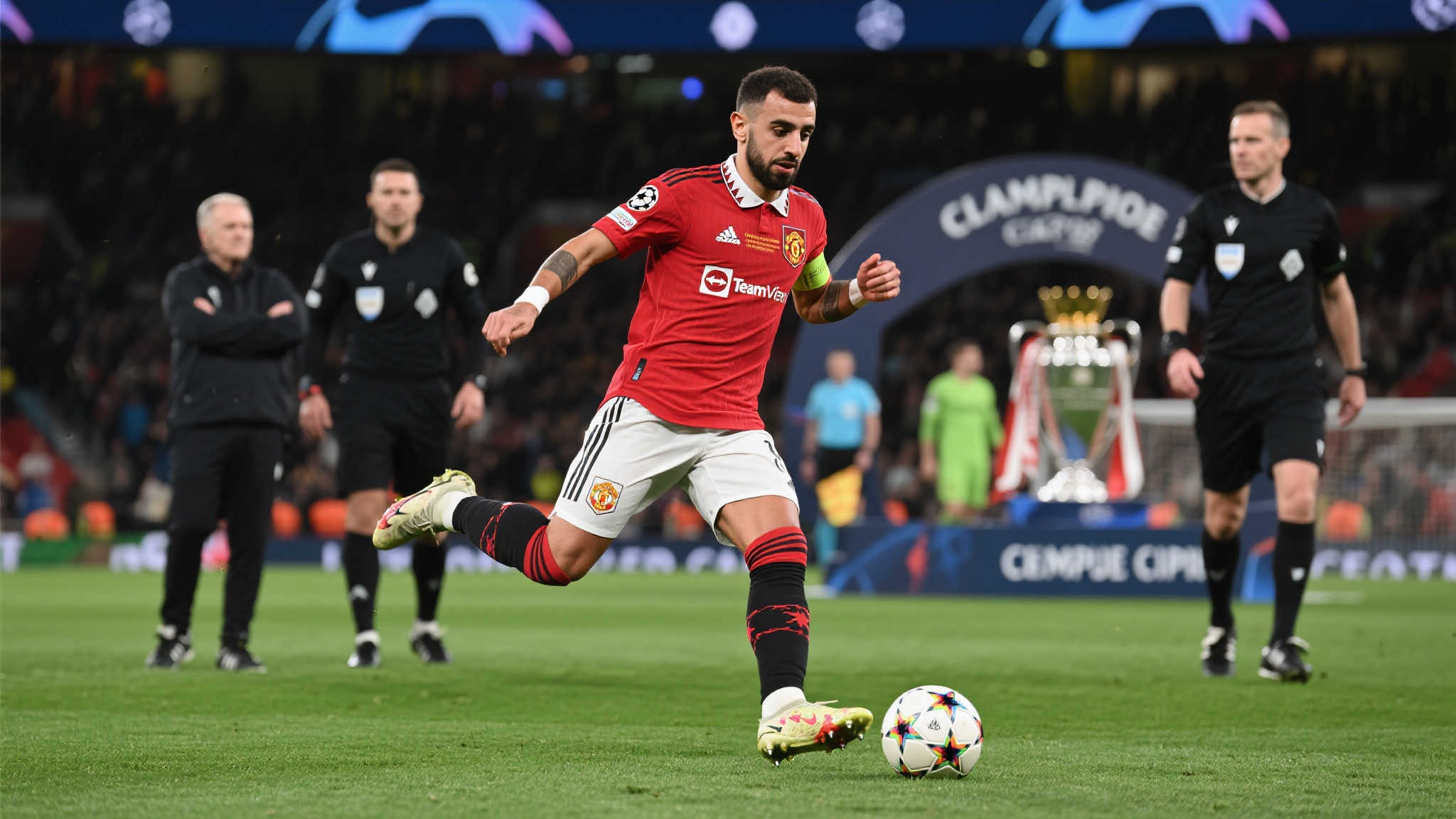 年擔任利物 年擔任利物